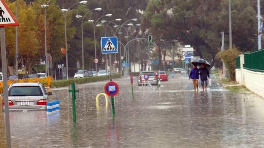 La tromba que cayó en Calp anegó la avenida Juan Carlos I dejando atrapados a decenas de conductores y varios coches inutilizados.