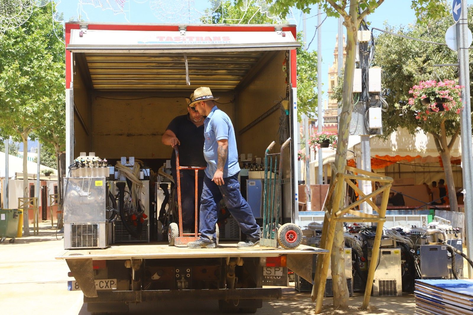 Caseteros y feriantes desmontan la Feria, hasta el año que viene