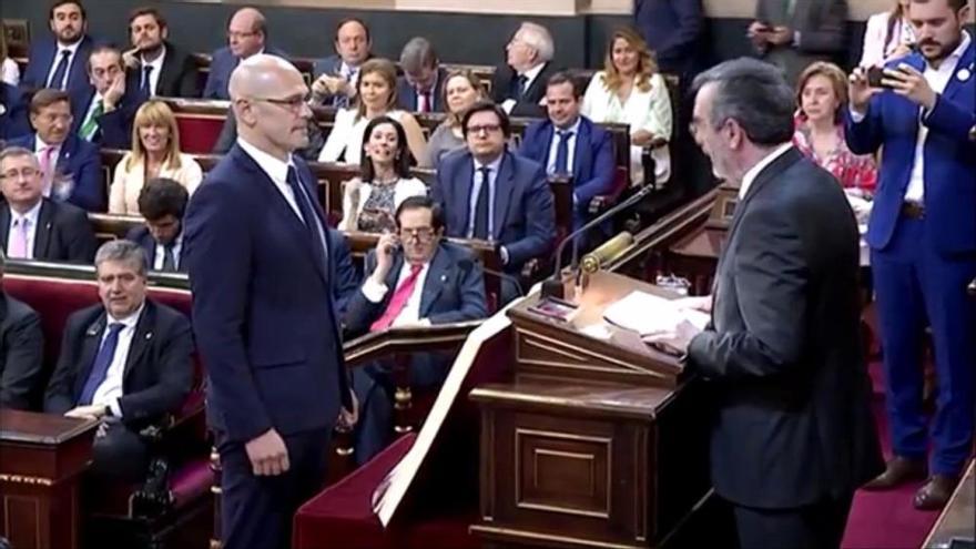 Raül Romeva acata la Constitució "com a pres polític" i "per imperatiu legal" per esdevenir Senador mentre Rafael Hernando el talla