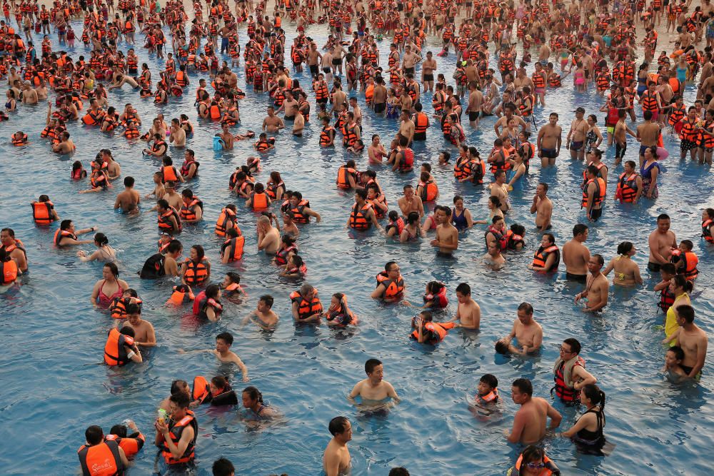 La gente se refresca en un parque acuático en un día caluroso en Luzhou, provincia de Sichuan, China