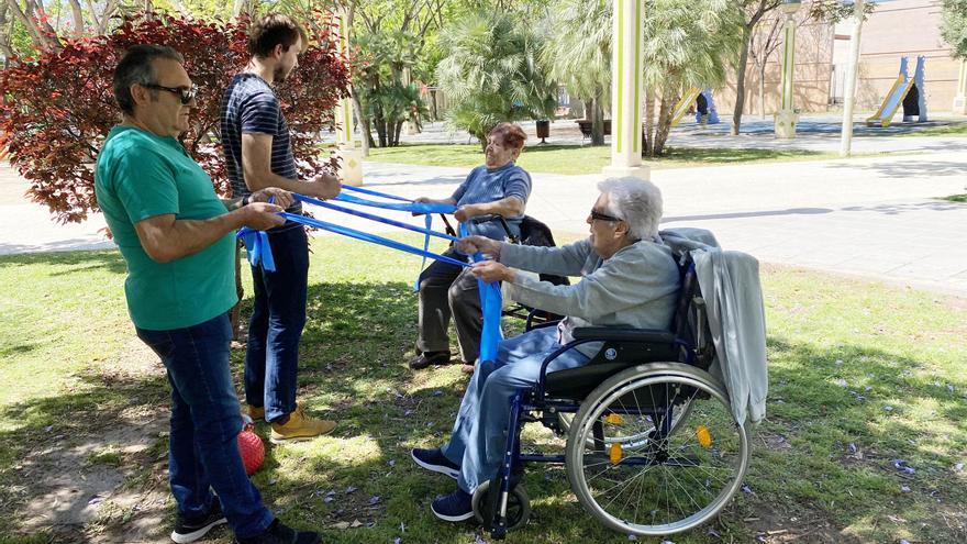 El Hospital del Vinalopó enseña a los mayores a sacarle partido a los parques para hacer ejercicio