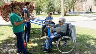 El Hospital del Vinalopó enseña a los mayores a hacer ejercicio en los parques