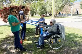 "Muévete": Así son las jornadas del Hospital del Vinalopó para que los mayores hagan deporte en los parques