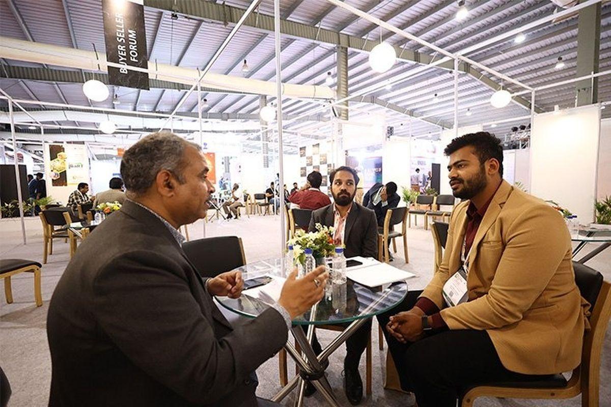 Comerciales de empresas indias de azulejo, en una feria nacional de su país.