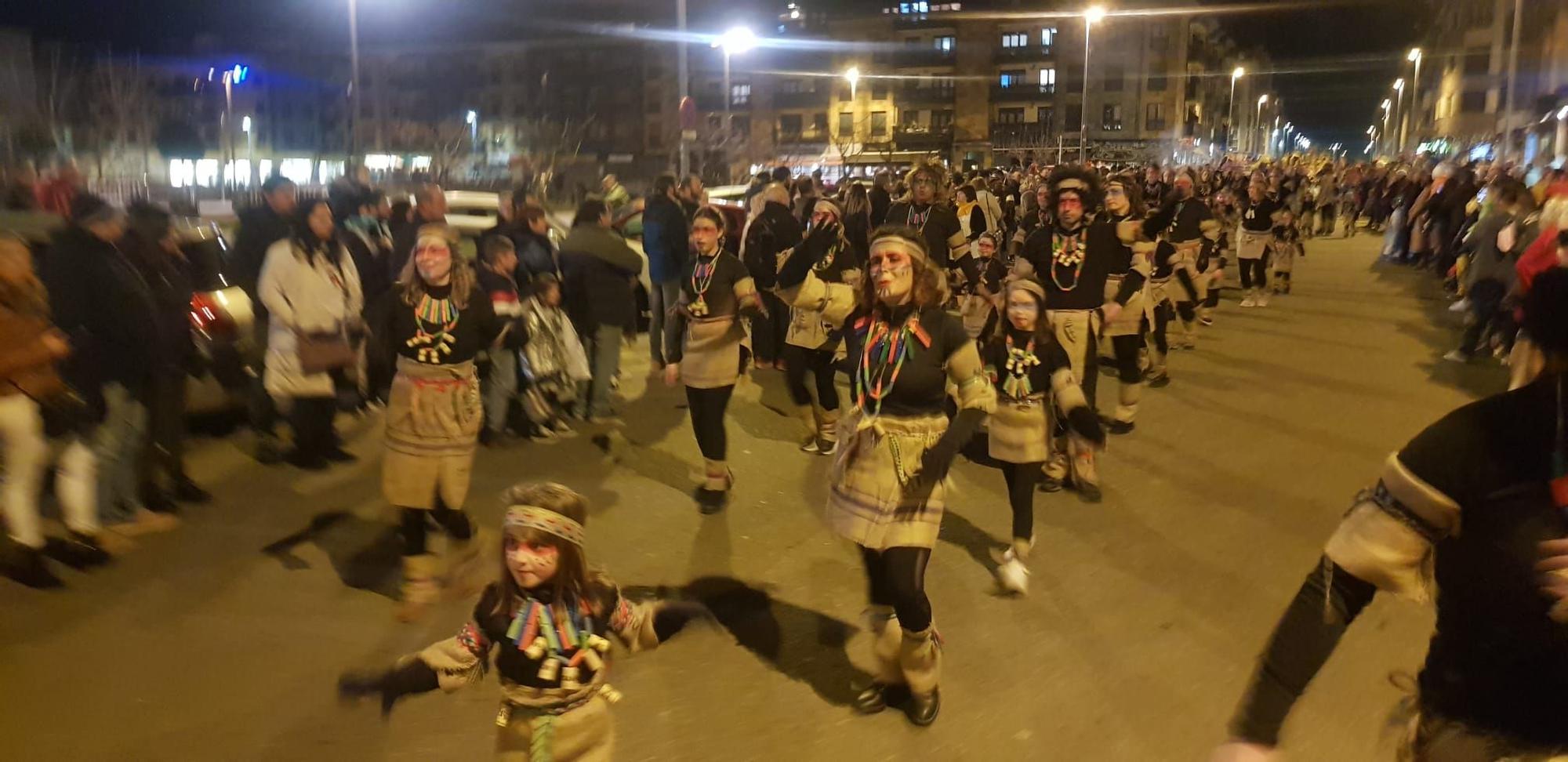 Villaviciosa pinta el mejor Carnaval: explosión de colorido en la cita más multitudinaria de los últimos años