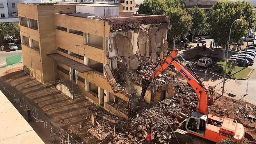 Mucha expectación en el inicio del derribo del edificio del ‘Sindicato’