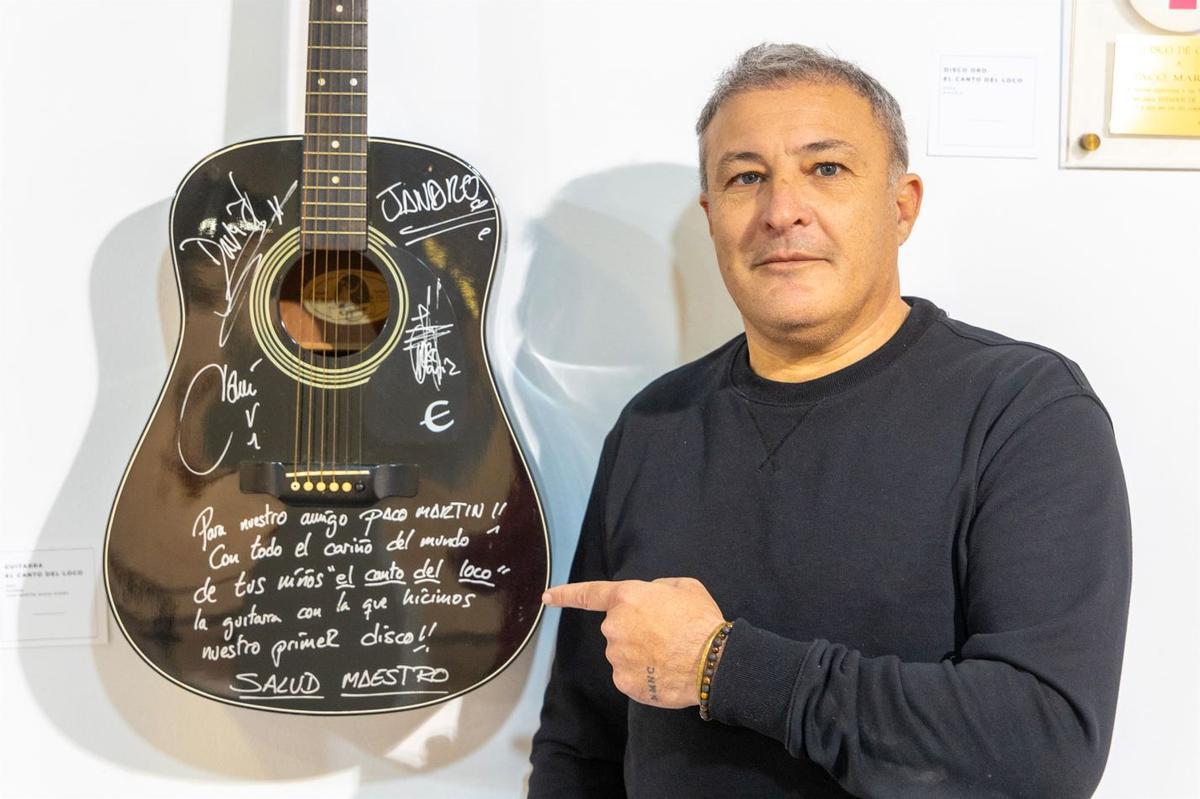 Ángel Martínez, junto a una guitarra de El Canto del Loco