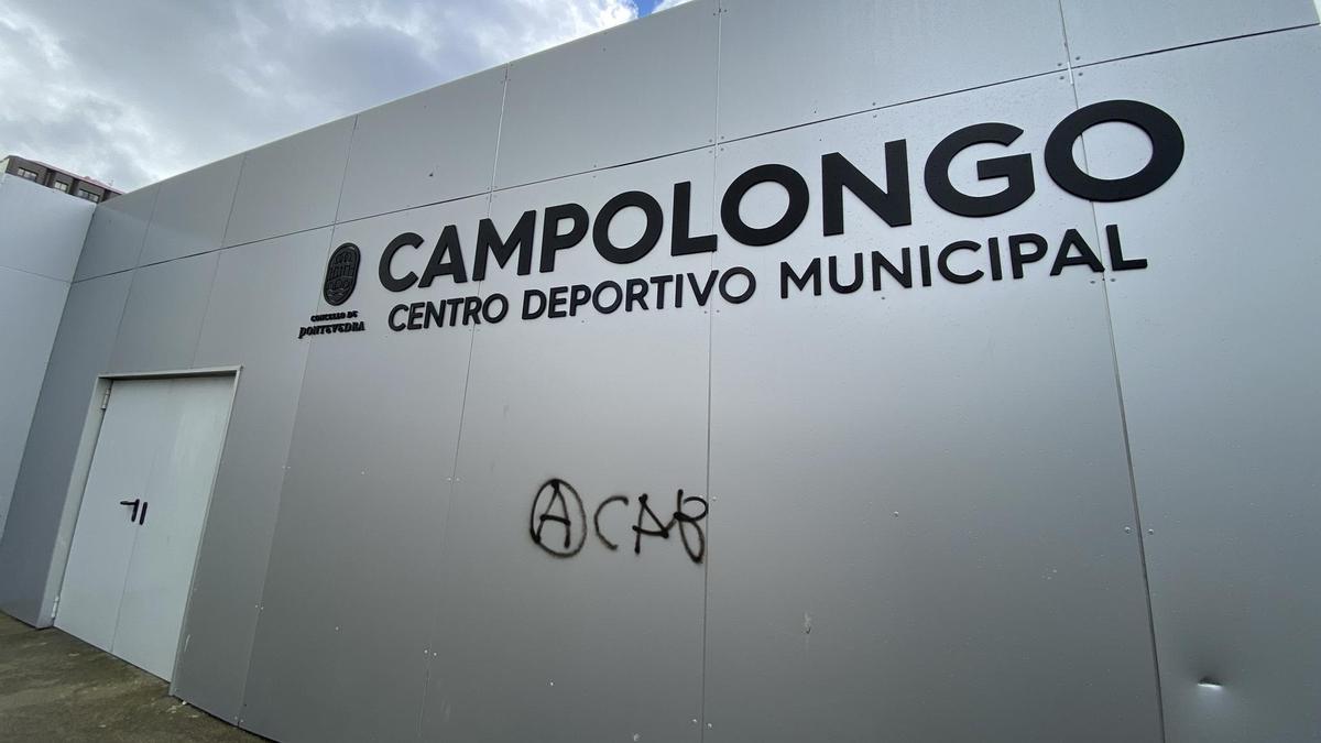 Pintadas que aparecieron en la fachada de las instalaciones de Campolongo.