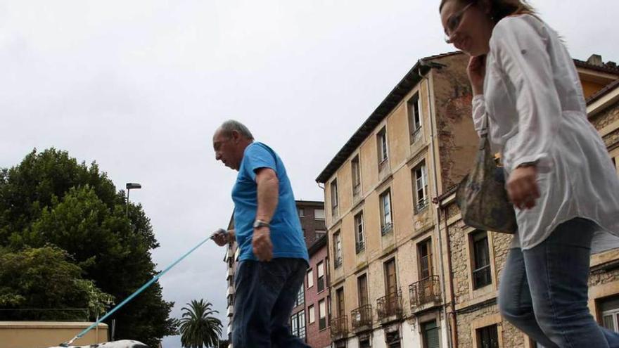 Una acera levantada en Santa Apolonia.