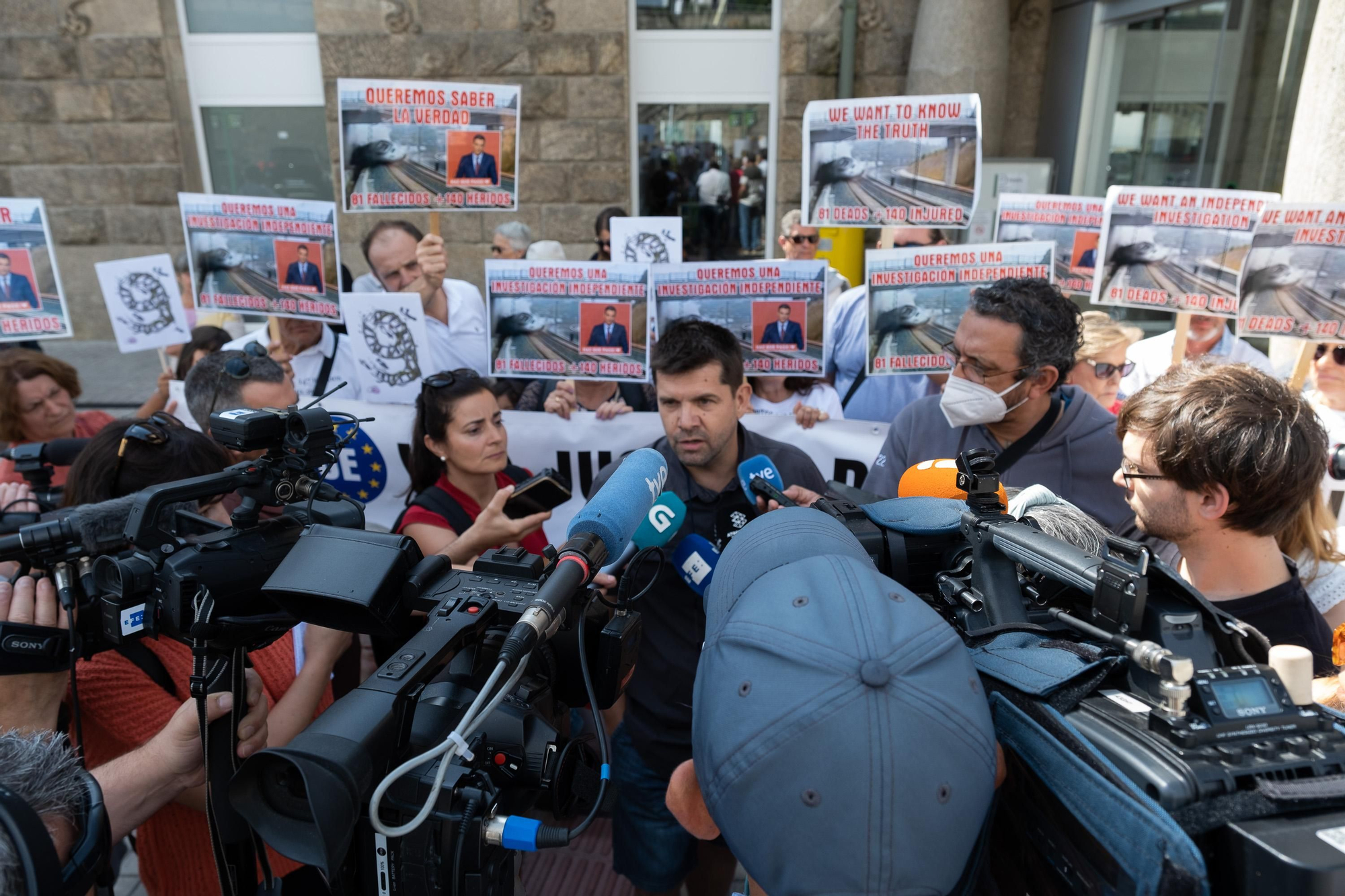 Las víctimas de Angrois se concentran en el Obradoiro en el noveno aniversario del accidente