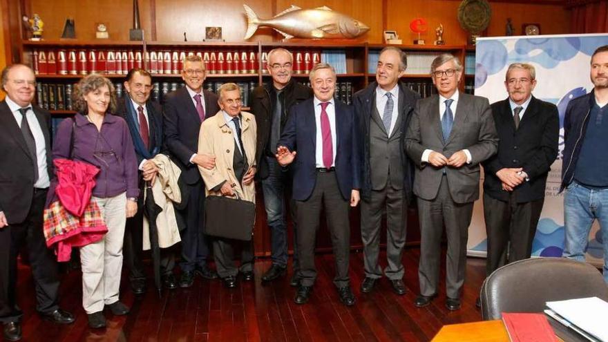 Representantes del sector durante su reunión con los eurodiputados, ayer en Vigo.