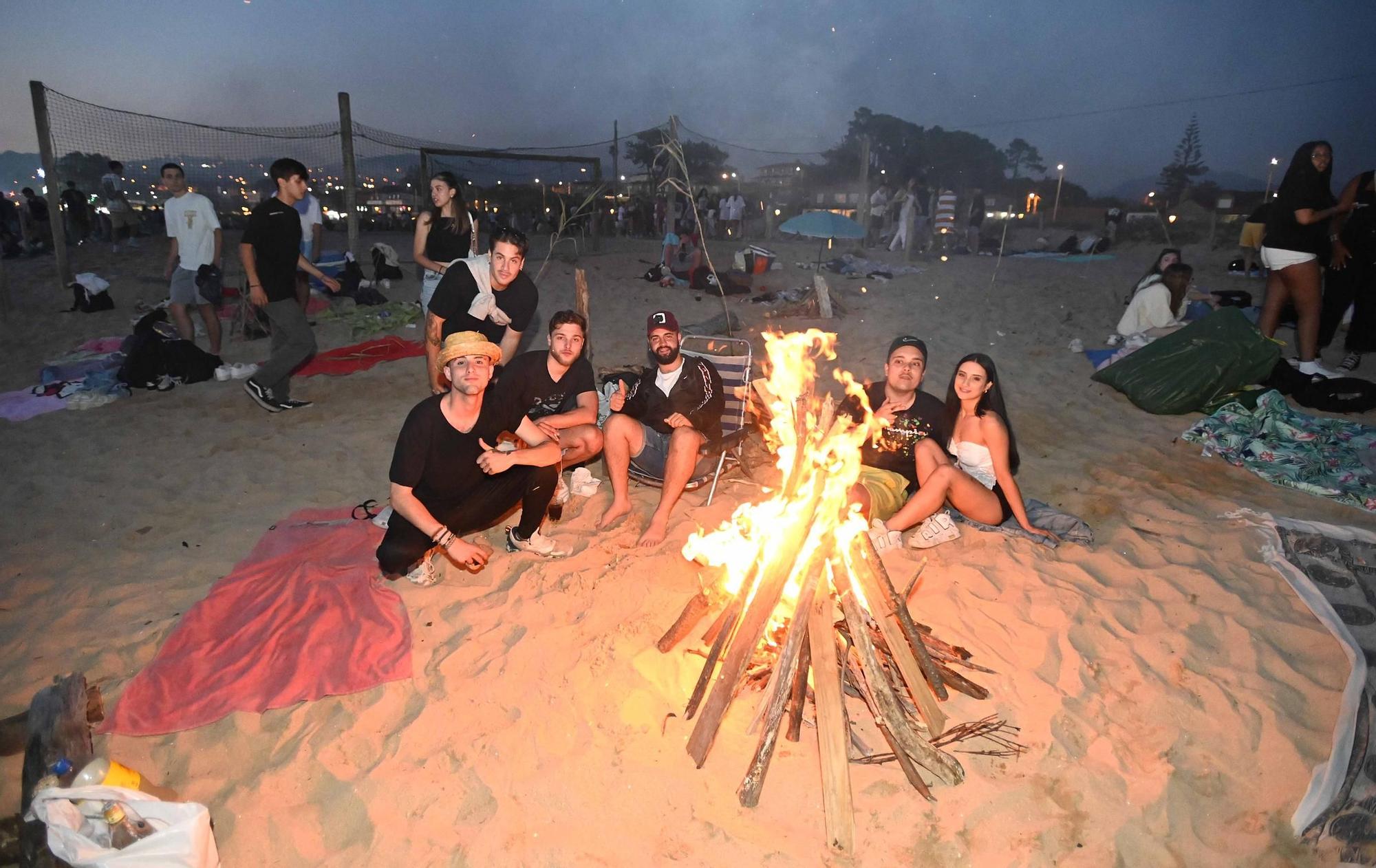 Ambientazo en las playas y plazas llenas para celebrar la noche meiga