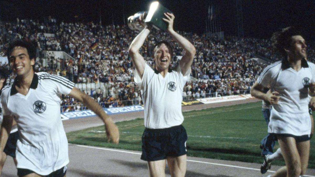 Horst Hrubesch, autor del gol de la victoria, levanta el trofeo