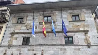 Banderas a media asta en Ribadesella en memoria de Lorenzo Cordero