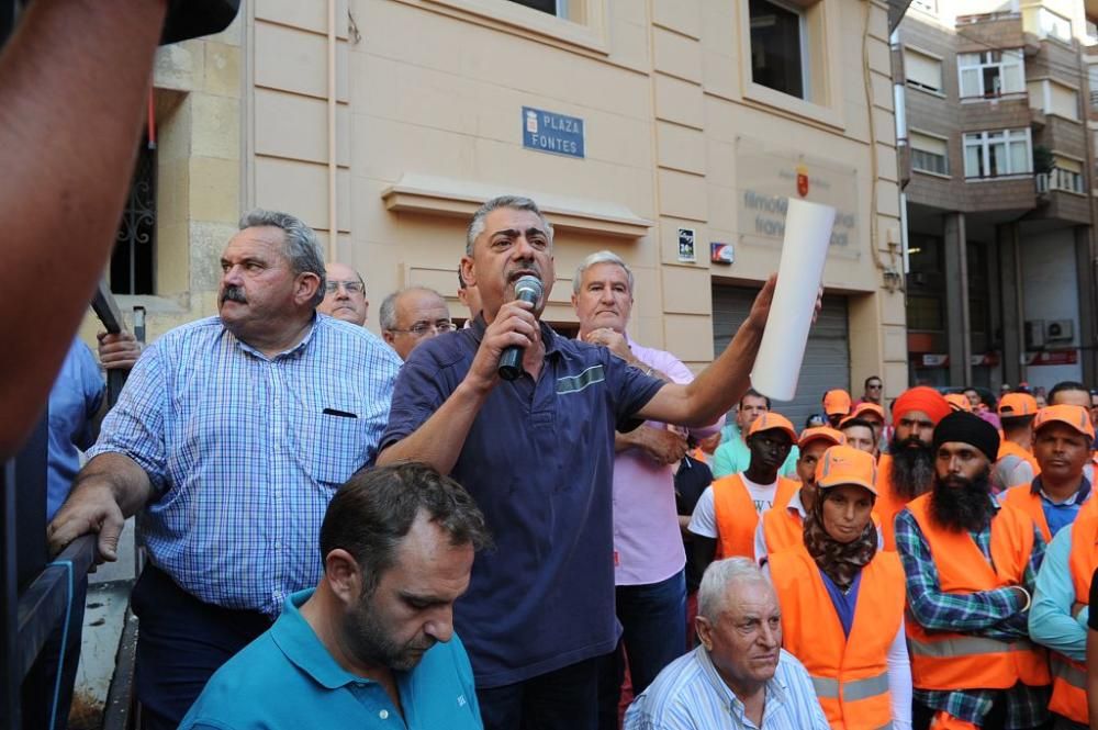 Gran protesta de los agricultores frente a la CHS