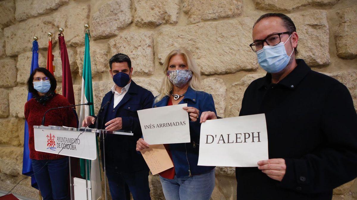 Los concejales de IU y Podemos, la semana pasada cuando denunciaron los hechos.