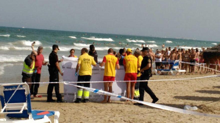 Policía y Samu tapando el cadáver