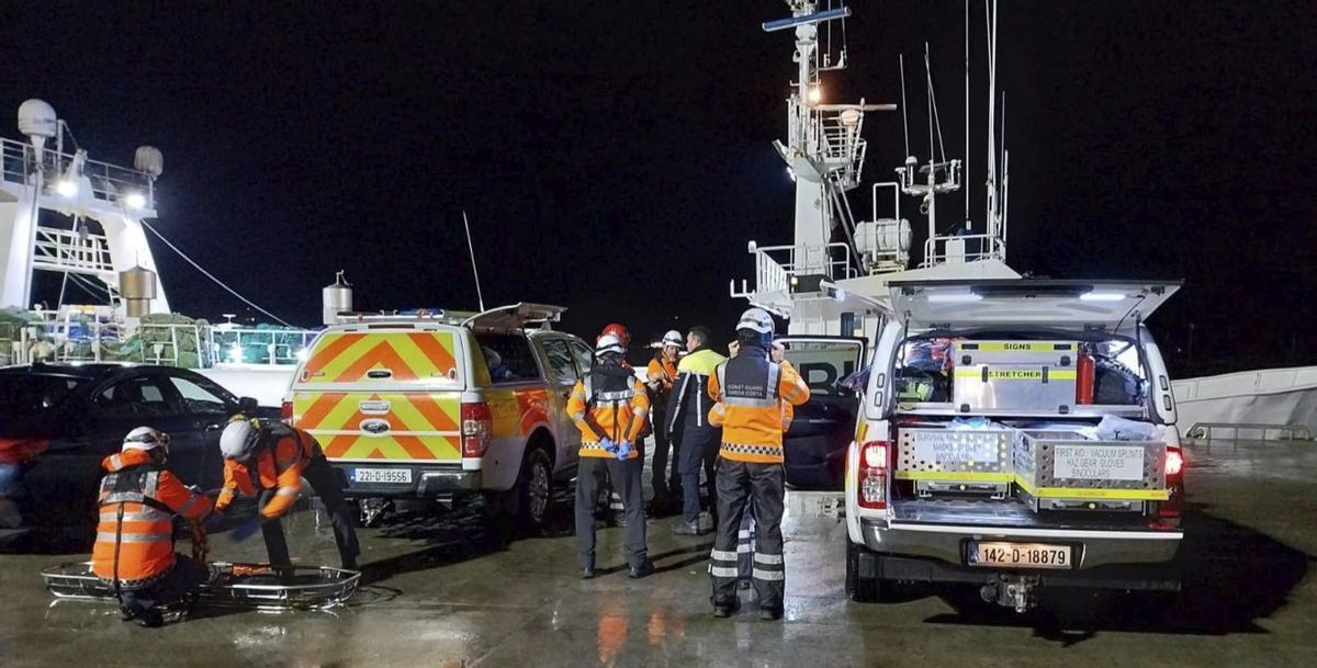 Khalid Bouzit, de blanco, en la foto con sus sobrinos. |  FdV