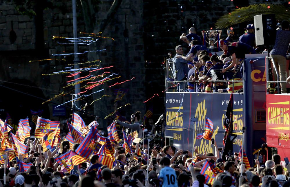 El Barça celebra la Lliga amb una rua pels carrers de Barcelona