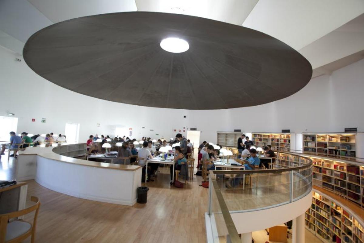 La biblioteca pública Pedro Salinas forma parte de los nueve centros que ampliarán sus horarios hasta la 1:00 de la madrugada