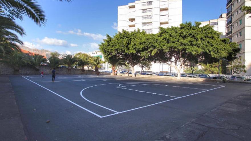 La renovada cancha se ha desplazado tres metros hacia el interior del parque.