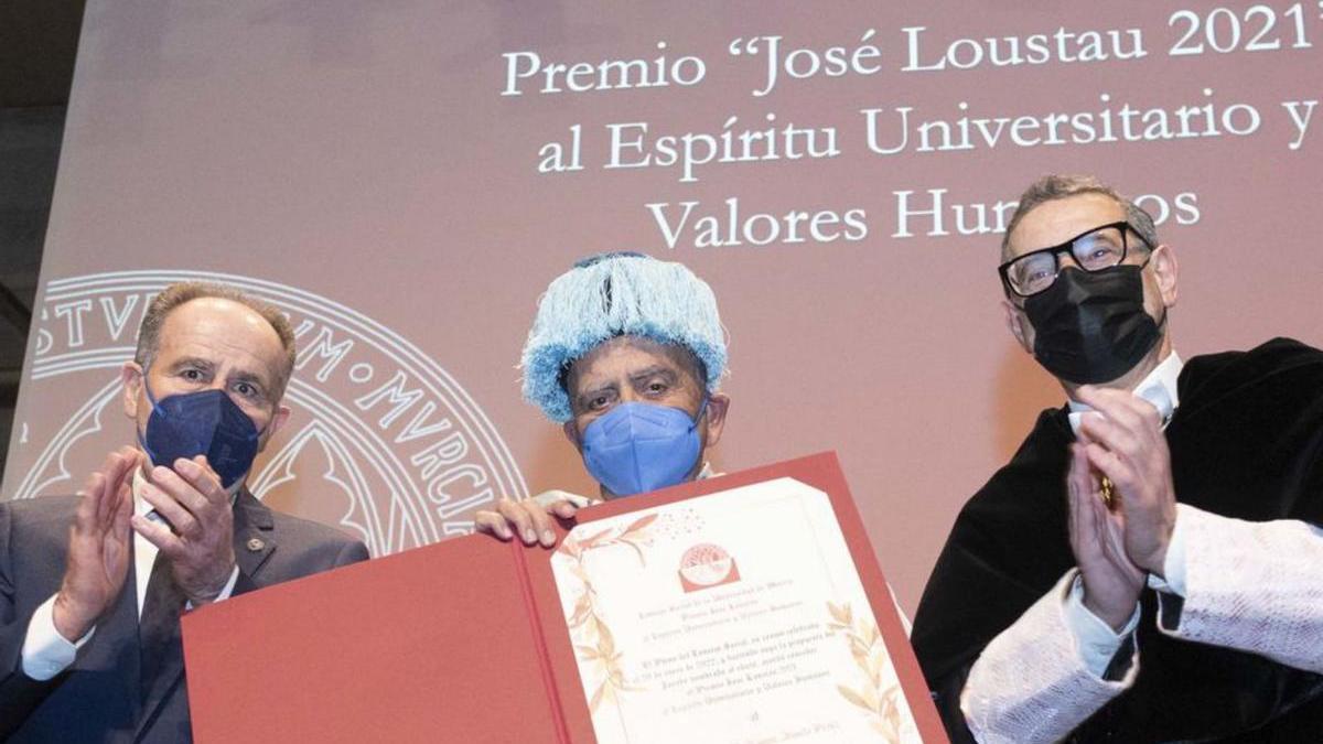 Ramón Almela recibía el premio Rector José Loustau. | UMU