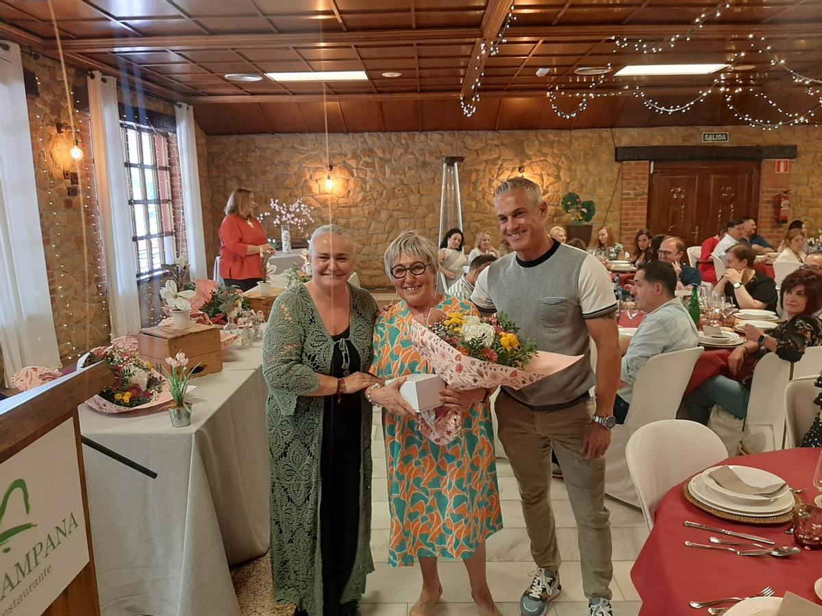 Llanera homenajea a los funcionarios por Santa Rita