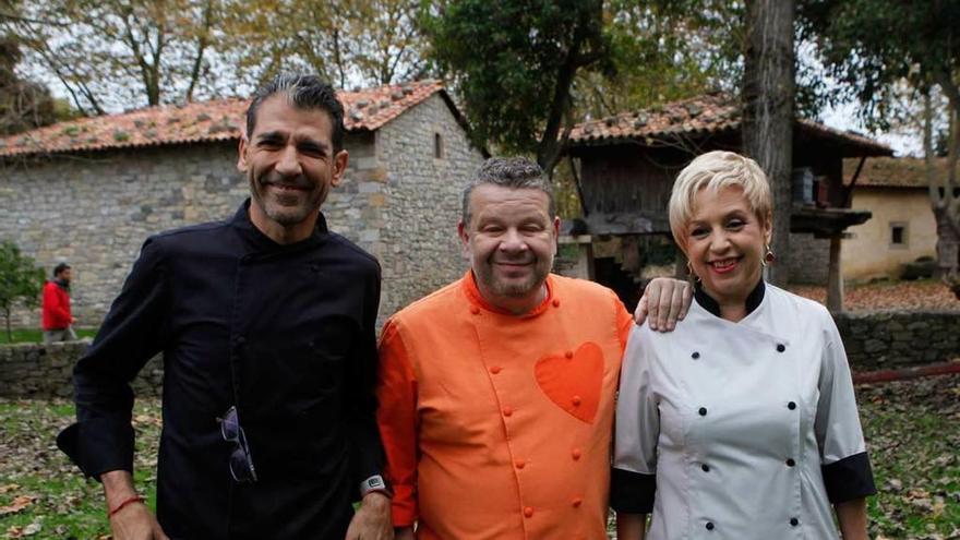 Por la izquierda, Paco Roncero, Alberto Chicote y Susi Díaz, jurados del programa televisivo de cocina &quot;Top Chef&quot;, ayer, durante la grabación de una entrega en el Museo del Pueblo de Asturias en Gijón.