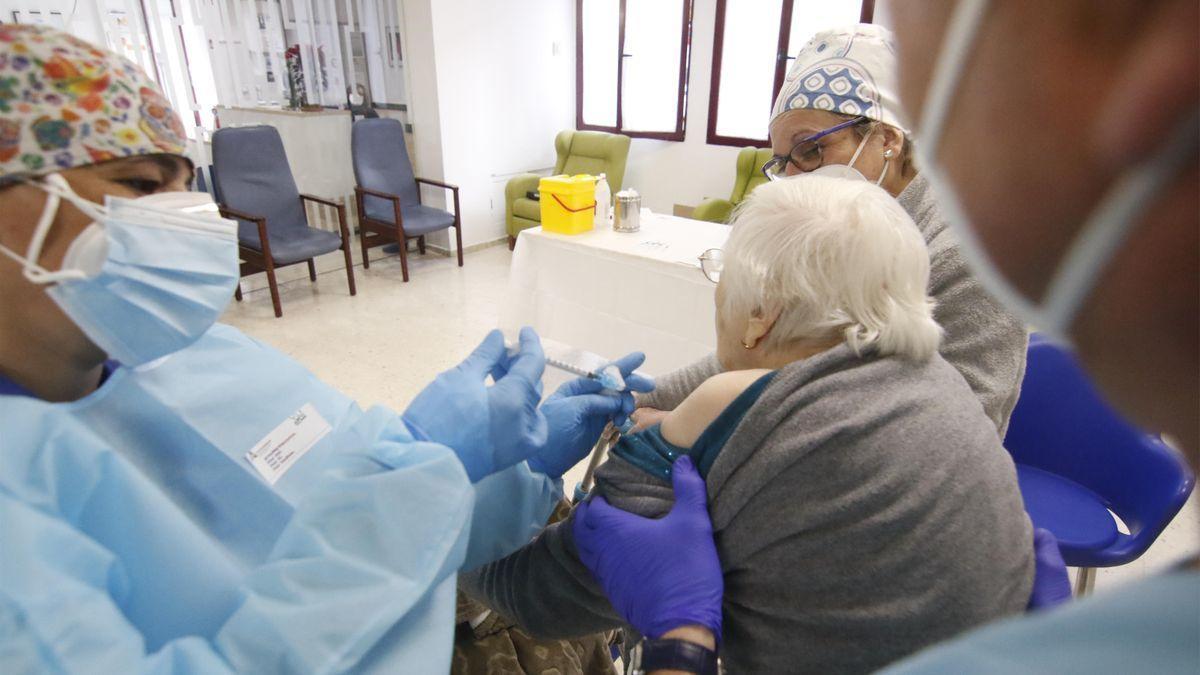 Vacunación contra el covid en una residencia de mayores.