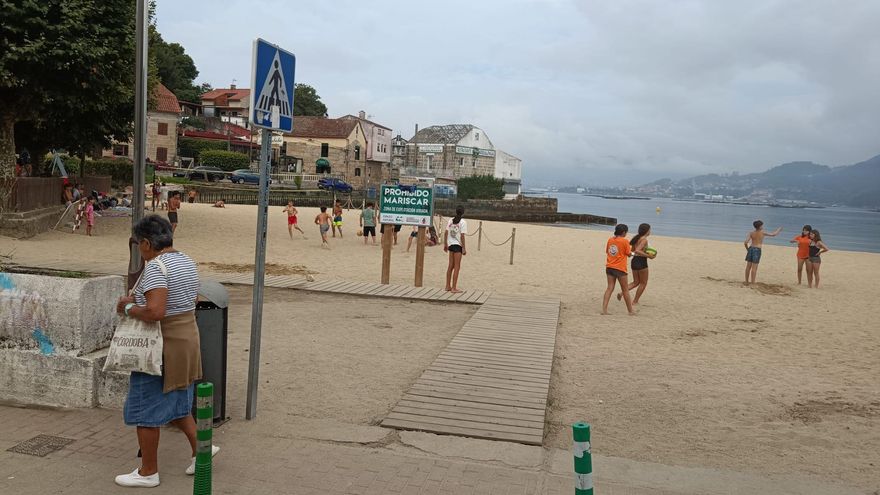 La playa de Arealonga recupera la bandera verde y reabre al baño