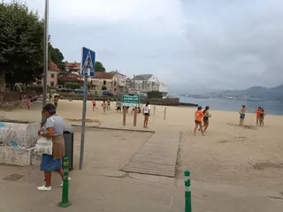 La playa de Arealonga recupera la bandera verde y reabre al baño