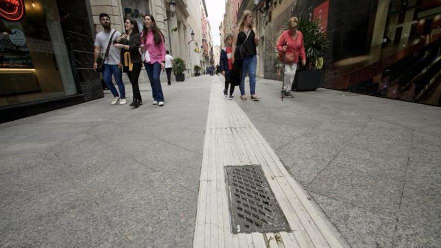 El itinerario accesible para invidentes entre ZigZag y Belluga entra en su recta final