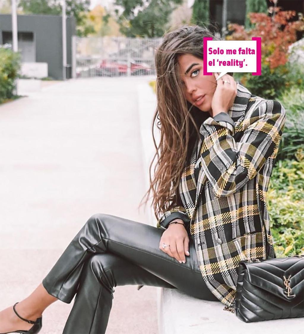 Violeta Mangriñán posa en la calle, bocadillo: "Solo me falta el 'reality'"