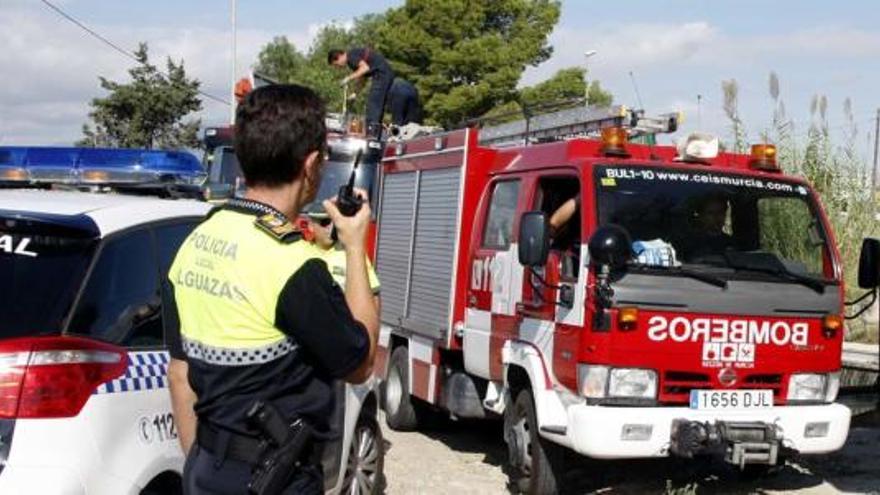 Agentes y coches de bomberos y de la Policía en el lugar de los hechos.