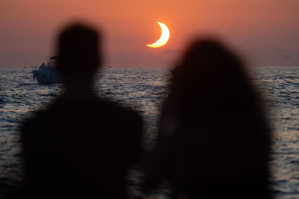 Vista del mar durante el eclipse solar total de 2026, a 12 de agosto de 2026, en Ibiza, Islas Baleares (España). Este es el primer eclipse total de Sol visible desde la península Ibérica en más de un siglo. La franja de totalidad cruza España de oeste a este y pasa por numerosas capitales de provincia, desde donde se podrá vislumbrar el primer fenómeno del denominado ‘trío de eclipses’, pues el 2 de agosto de 2027, otro eclipse total cruzará España, y el 26 de enero de 2028 se producirá un eclipse anular. 12 AGOSTO 2026;ECLIPSE;SOL;ECLIPSE TOTAL;LUNA;PARCIAL;ASTRONOMÍA;CIENCIA; Germán Lama / Europa Press 12/08/2026. Germán Lama;