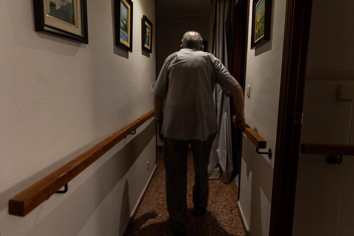 Un hombre camina por el interior de un domicilio, en una foto de archivo.