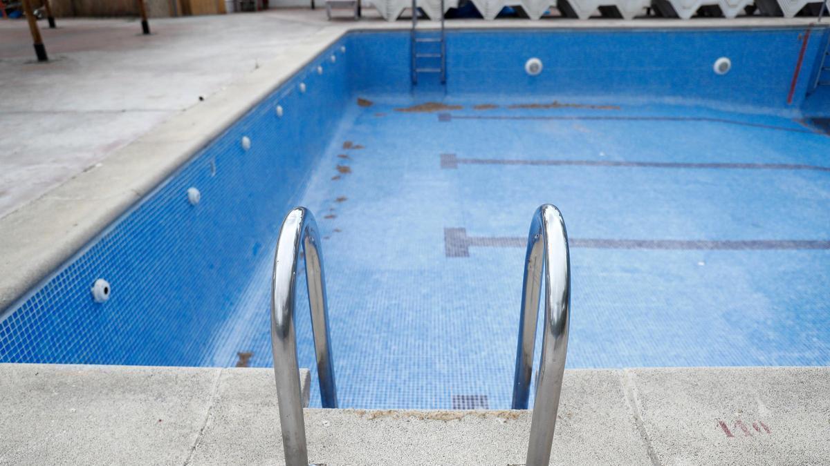 Escalerilla de acceso a una piscina.