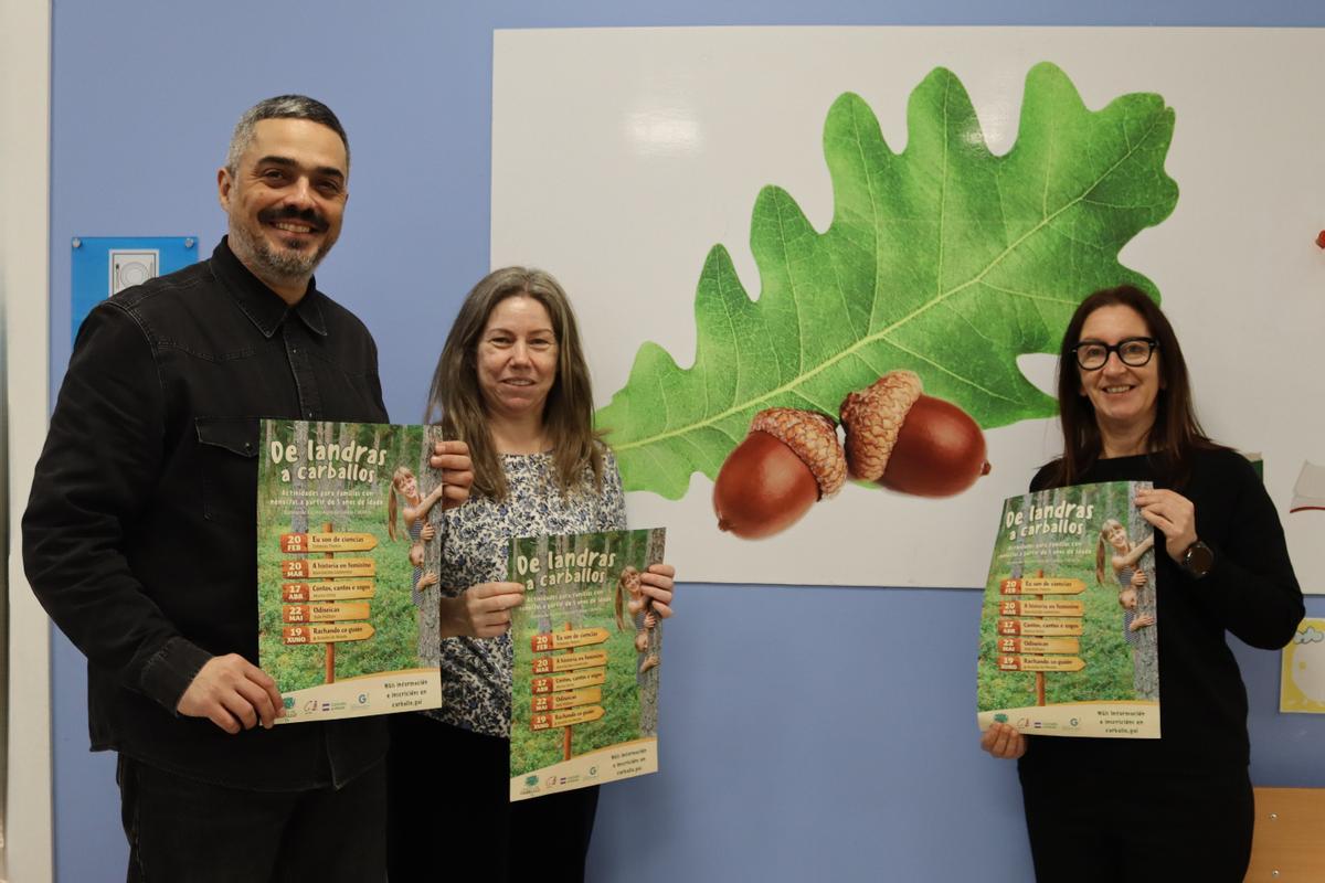 O alcalde de Carballo, Daniel Pérez, e as edís Maica Ures e Ángeles Pacoret.