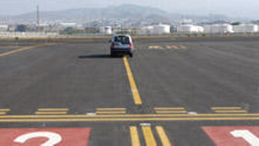 Pistas del aeropuerto de Málaga. Al fondo, las viviendas cercanas.