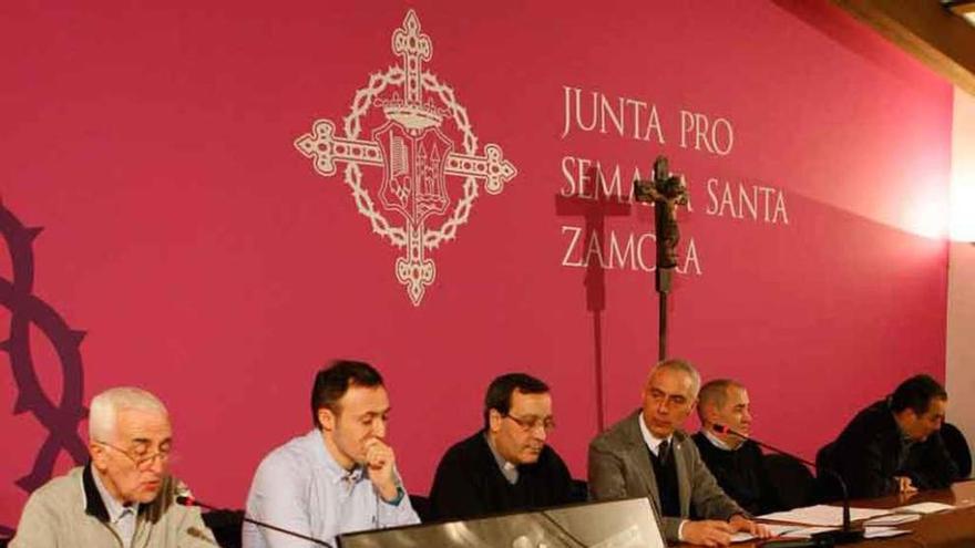 Alén, cuarto por la izquierda, preside la asamblea.