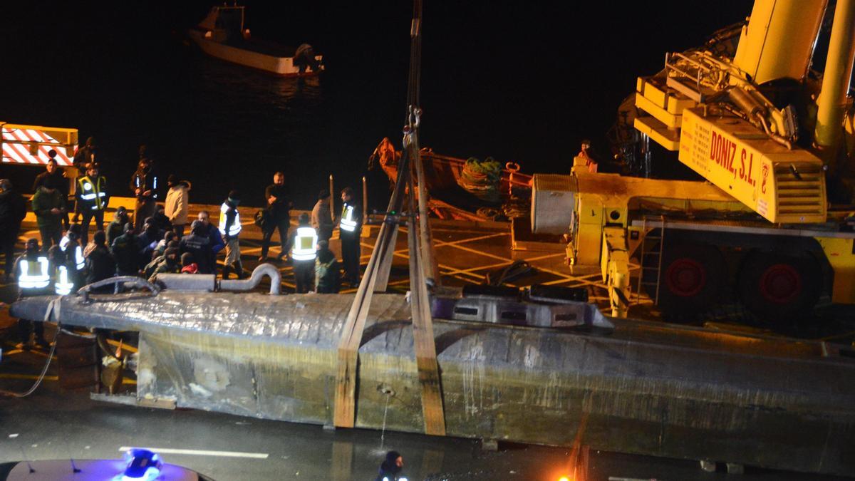 El narcosubmarino, una vez izado al puerto de Aldán en noviembre de 2019.