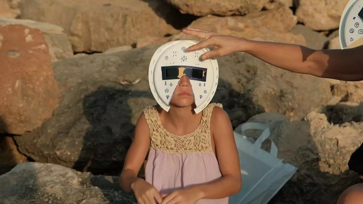 El gran susto del eclipse en Ibiza: Las nubes amenazan el espectáculo en Cala de Bou
