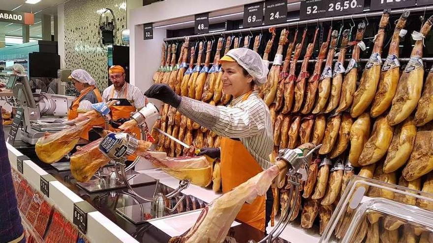 Nueva charcutería de Mercadona con jamón cortado a mano, tras las reformas en Mos. // D. P.