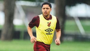 Vitor Roque entrenando con el Athlético Paranaense