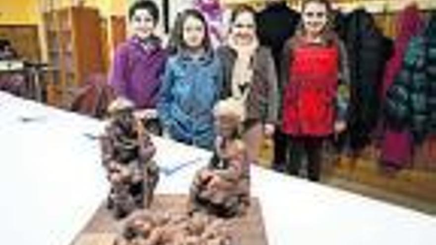 Fiesta de la Virgen de la Soledad Mavea enseña aves a los niños