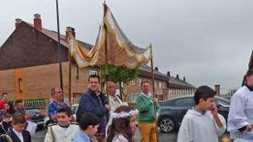 Alfombra de sales, en el momento de la llegada del Santísimo Sacramento, bajo palio, en Lugo de Llanera.