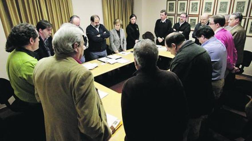 Los miembros del consejo rector cumplen con el rezo antes de iniciar la reunión.