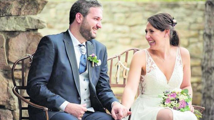 David  Sans i Marta Miquel durant la celebració del casament, dissabte passat, a Sallent | OSCAR BAYONA