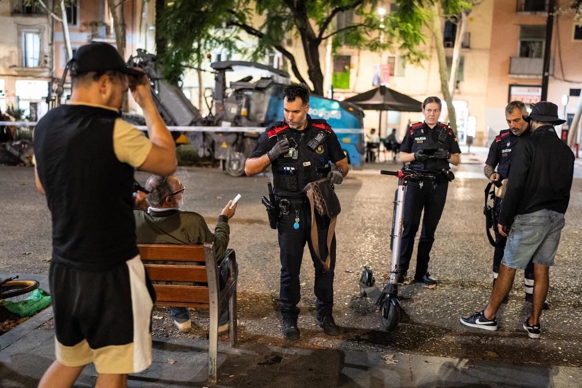 Primer macrodispositivo conjunto en Barcelona para requisar armas blancas