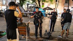 Primer macrodispositivo conjunto en Barcelona para requisar armas blancas